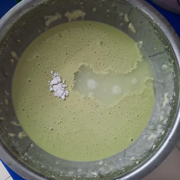 Masukkan bahan kedua, aduk rata.