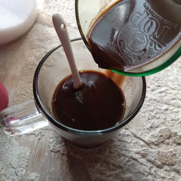 Terakhir masukkan coklat, lalu aduk hingga kopi dan coklat tercampur rata. Siap disajikan hangat