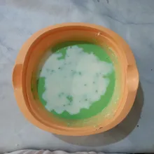 Setelah tercampur, tuang susu cair, lalu aduk kembali.