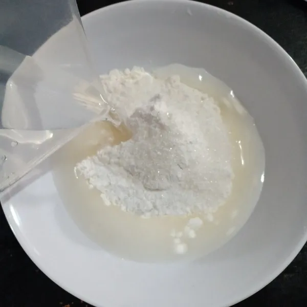 Lalu campur dengan gula pasir, garam, dan air, aduk rata.