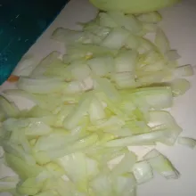 Cincang halus bawang putih, iris bawang Bombay, tumis hingga harum.