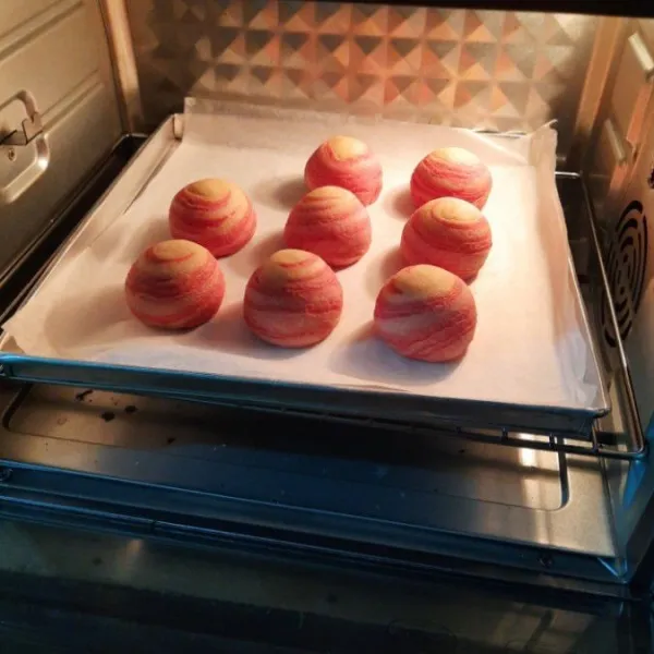 Panggang di oven 170°C selama 25 menit, atau sesuaikan oven masing- masing. Panggang Thousand Layer Mooncake sampai matang.