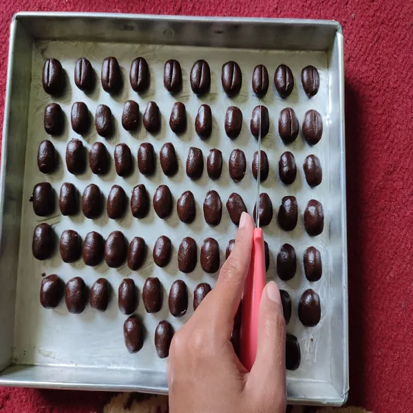 Kemudian tekan bagian tengah nya dengan pisau tumpul agar membentuk motif seperti kopi.