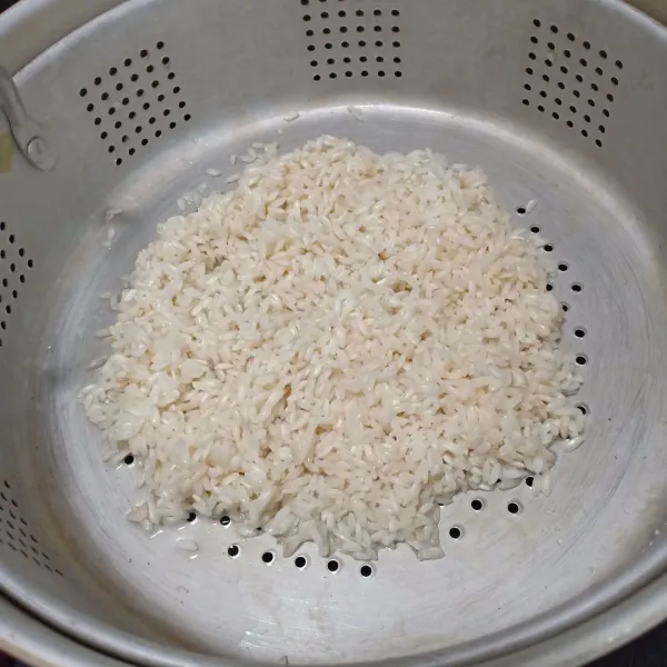 Tiriskan beras ketan lalu kukus selama 15 menit.
