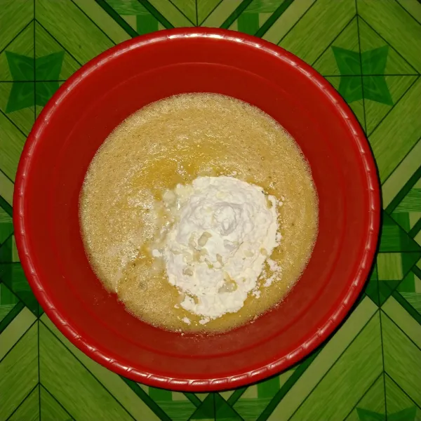 setelah itu masukkan tepung terigu, baking powder, baking soda aduk rata