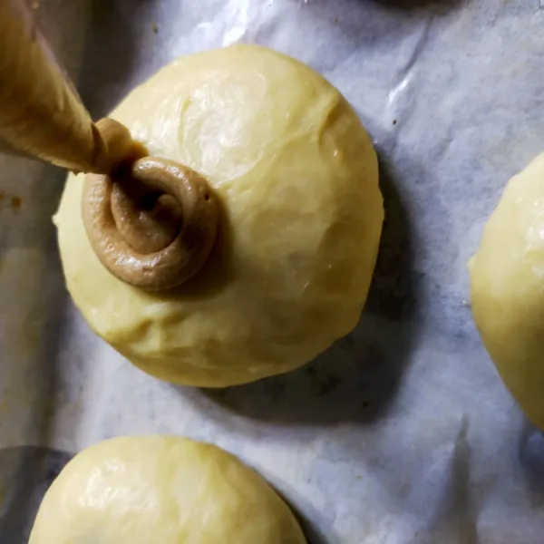 Semprotkan adonan kopi di atas roti hingga menutupi roti. Lakukan sampai habis.