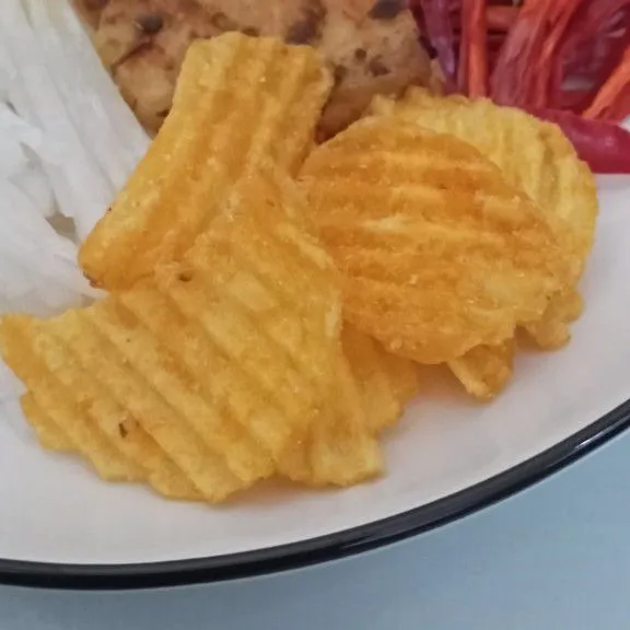 Potato chips harusnya adalah kerupuk yg terbuat dari terigu dan berbentuk seperti batangan emas. Ini melambangkan harapan yg secara harfiah lantai akan terisi dgn emas.