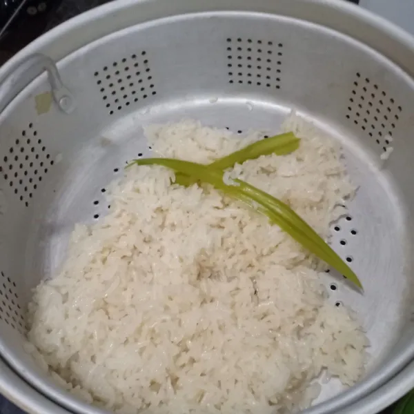 Angkat beras ketan lalu aduk dengan santan, kukus kembali dengan daun pandan selama 10 menit.