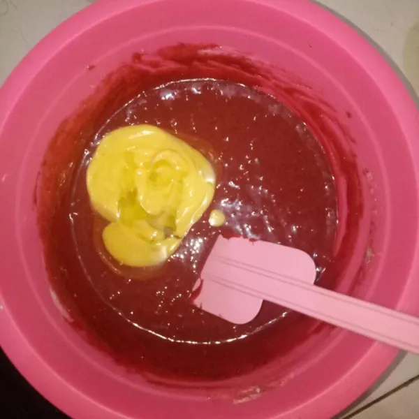 Masukan minyak dan margarin cair, lalu aduk pakai spatula sampai rata. Pastikan tidak ada minyak yang mengendap di bawah.