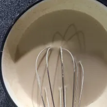 Masukan santan sambil diaduk-aduk lalu masukkan kopi aduk kembali masukan telor aduk rata tutup adonan dengan kain  diamkan selama 30 menit. Setelah 30 menit masukan baking powder, aduk rata.