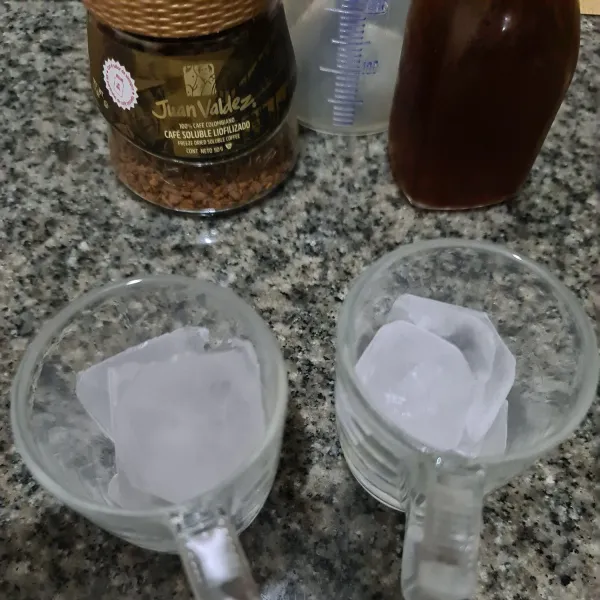 Siapkan es batu dan masukkan kopi. Siap dinikmati.
