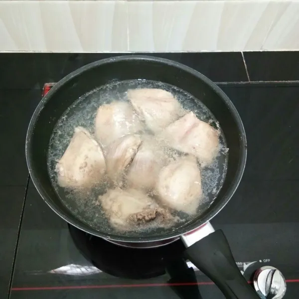 Rebus ayam dengan secukupnya air hingga keluar buih-buih kotoran, lalu tiriskan ayam dan buang air rebusannya.