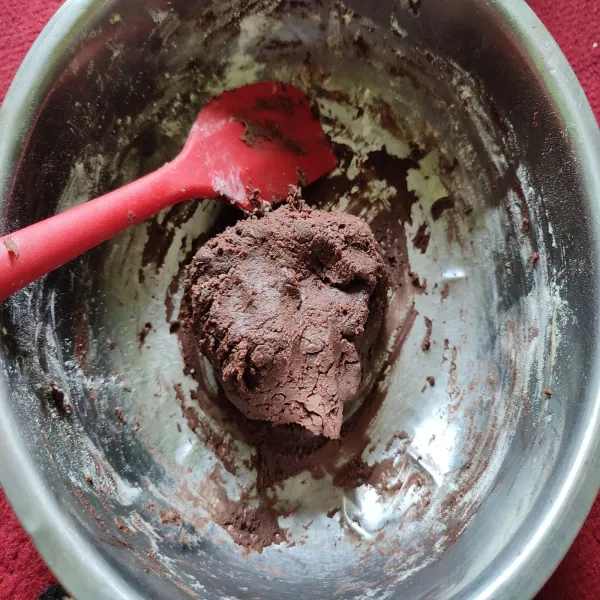 Aduk hingga rata sampai adonan bisa di pulung. Sisihkan.