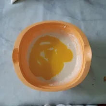 Tuang air dan aduk rata. Kemudian tambahkan margarin leleh, lalu aduk.
