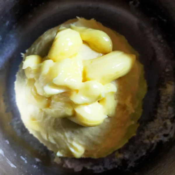 Tambahkan butter dan uleni hingga kalis elastis.
