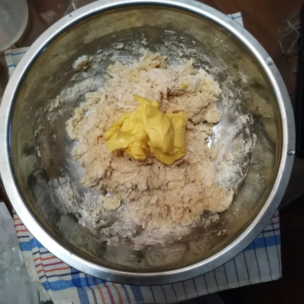 Setelah tercampur, tambahkan margarin dan uleni sampai kalis.
