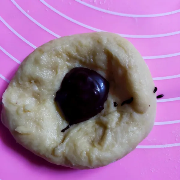 Timbang adonan sesuai selera. Saya timbang @50 gram, kemudian isi dengan selai coklat tiap bulatannya. diamkan lagi selama 15 menit.