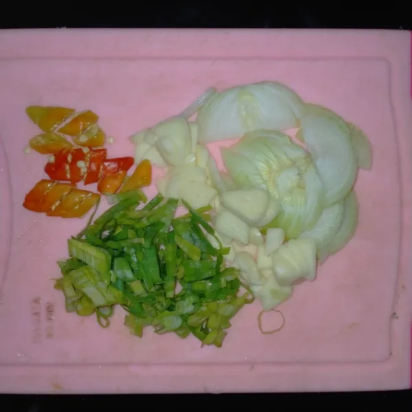 Potong-potong bawang putih, bawang bombai, daun bawang dan cabai rawit.