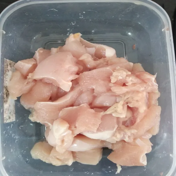 Kucuri fillet daging ayam yang sudah dipotong dengan air jeruk nipis, bilas kemudian beri garam. Diamkan 30 menit