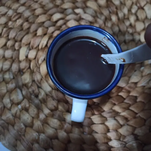 Jadikan satu kopi dan cokelat, beri air biasa perlahan sambil dites rasanya. Hentikan penambahan air jika dirasa sudah pas hangat dan manisnya