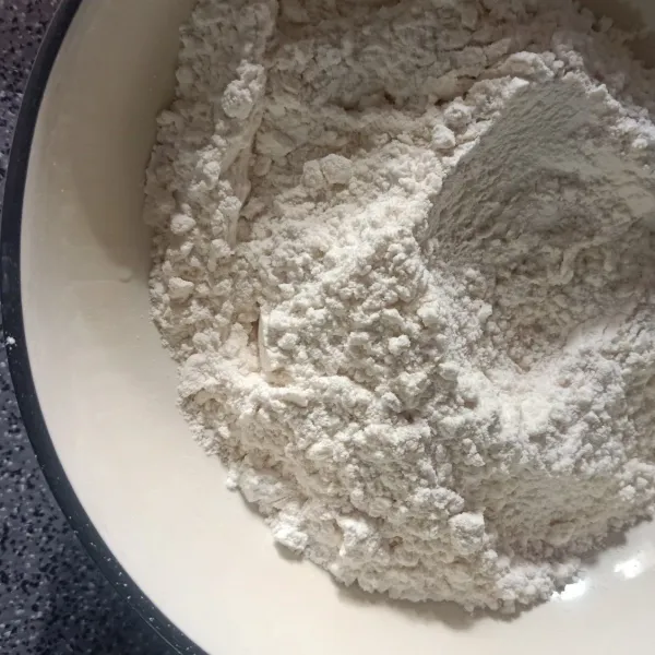 Campur bahan kering, tepung terigu, tepung beras, gula, garam dan ragi instan.