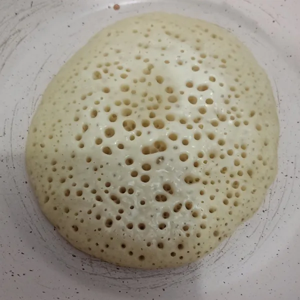 Panasakan telfon. Tuang 1 sendok sayur adonan serabi ke teflon masak sampai matang (Tidak Dibalik) masak dengan api kecil ya agar tidak gosong. Lakukan sampai adonan habis lalu sajikan dengan saos kopi.