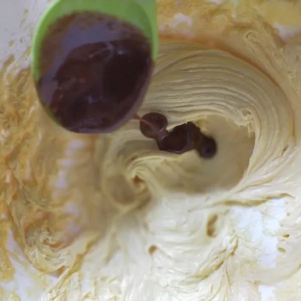 Untuk membuat toppingnya, siapkan wadah, masukkan gula halus dan butter. mixer hingga tercampur rata. Tambahkan tepung terigu dan larutan kopi. Mixer kembali hingga rata. Masukkan dalam piping bag gunting ujungnya.