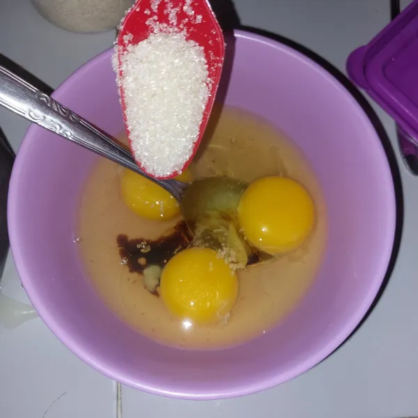 Tambahkan garam, gula dan kaldu jamur.