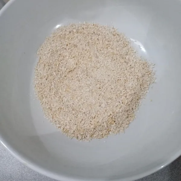 Haluskan oatmeal lalu pindahkan ke dalam wadah.