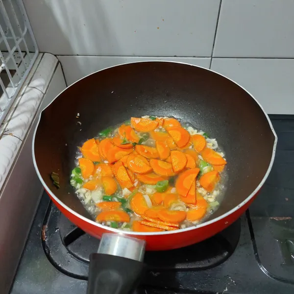 Masukkan wortel yang sudah dipotong dan air secukupnya, masak sampai setengah matang.