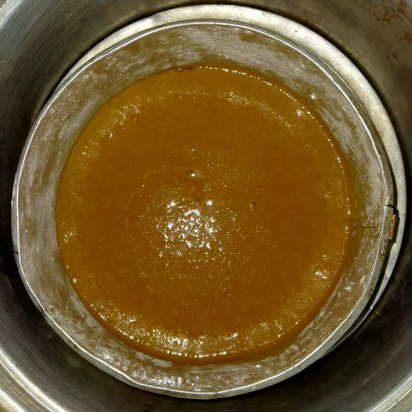 panaskan kukusan hingga mendidih lalu taruh adonan cake kukus -/+ 30 mnt dan siap disajikan