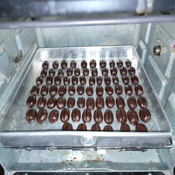 Panggang di oven dengan suhu 180°C hingga matang. Segera keluarkan dari oven jika sudah matang, dinginkan di cooling rak dan disimpan di toples agar tetap awet dan renyah.