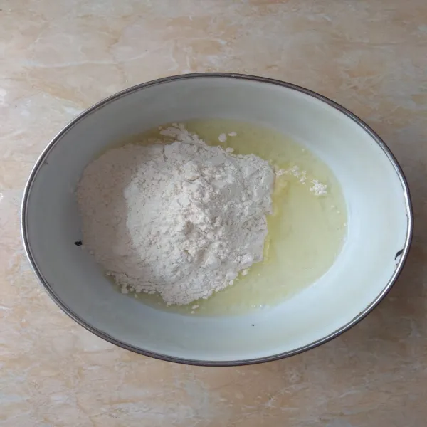 Kulit Lumpia: Dalam wadah, campur tepung terigu, garam, dan putih telur. Aduk rata.
