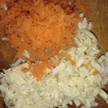 Cincang halus kol dan parut wortel.