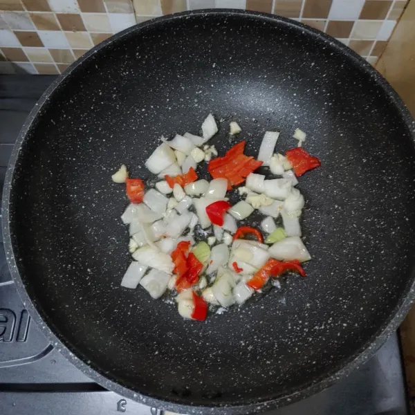 Tumis bawang bombay,bawang putih dan cabe merah hingga layu dan harum.