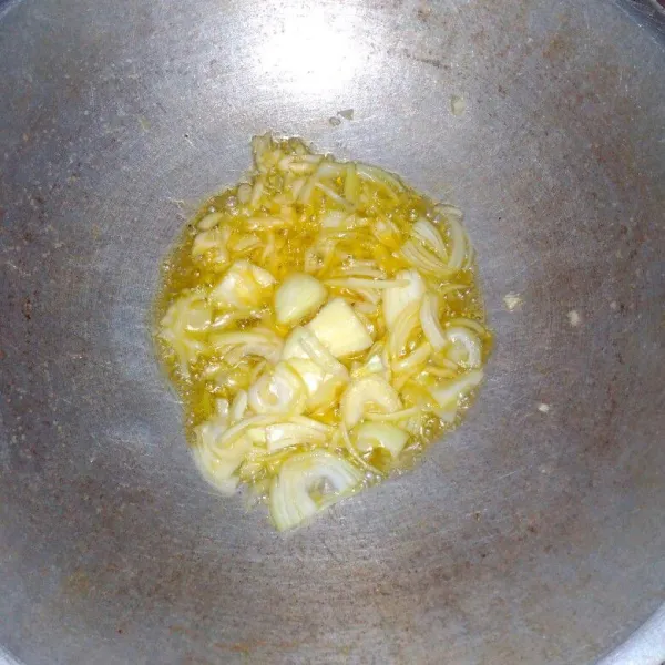Lelehkan mentega, tumis bawang bombay dan bawang putih sampai harum.