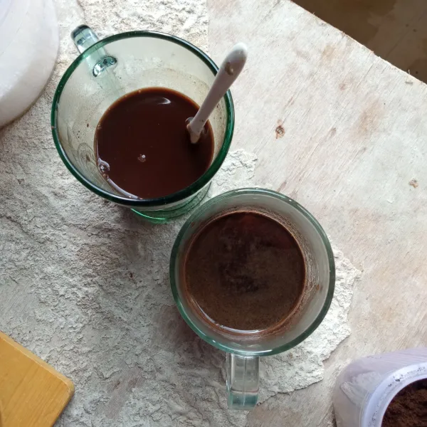 Lalu tuang air panas ke masing-masing gelas, aduk hingga kopi dan coklat larut