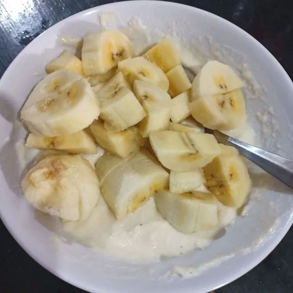 Campur pisang dengan adonan tepung sampai rata.