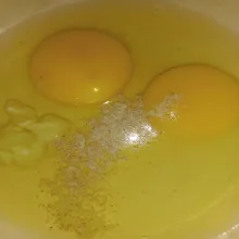 Kocok telur dengan baput, garam dan merica hingga merata.