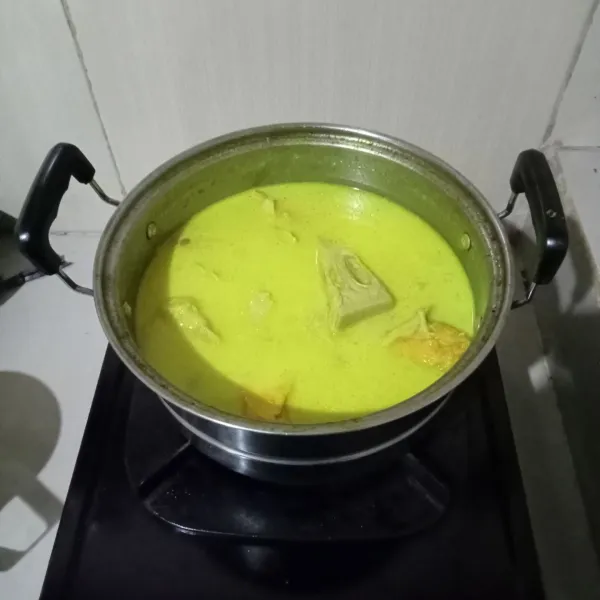 Tambahkan gula pasir, garam, kaldu bubuk, serta santan. Masak hingga matang, lalu matikan api.