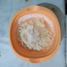 Masukkan tepung terigu, gula pasir, garam, dan ragi.