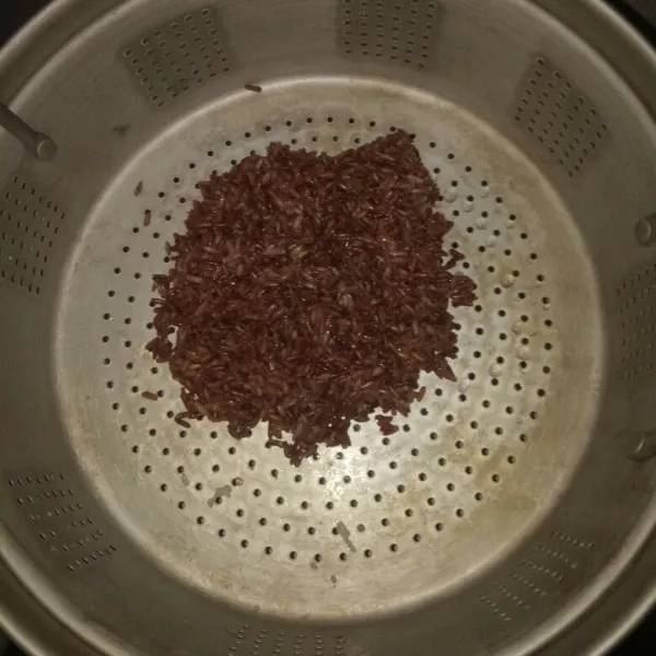 Siapkan kukusan dan didihkan air.Kukus nasi merah selama 45 menit atau sampai matang.Angkat