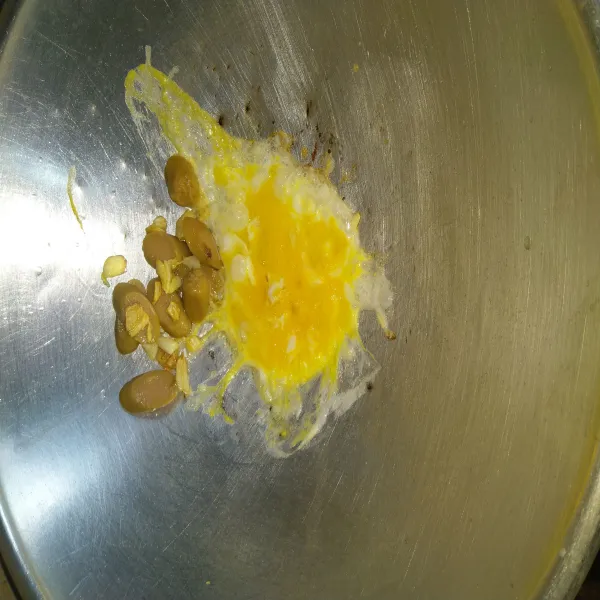 Masukkan telur ayam, buat orak-arik.