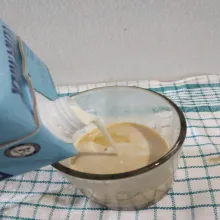 Kemudian tuangkan susu cairnya, kori kohi siap disajikan.