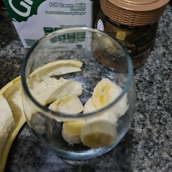 Potong pisang, masukkan ke dalam gelas.