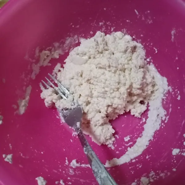 Aduk rata selagi hangat lalu bentuk bulat-bulat.