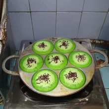 Setelah agak setengah matang, lalu taburi cokelat meses. Kemudian angkat dan sajikan.
