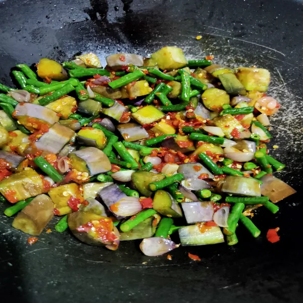 Masukkan terong, kacang panjang dan bawang merah yang sudah digoreng, aduk rata.