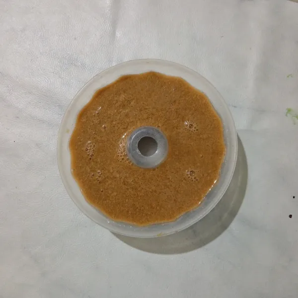 Setelah uap panasnya hilang, tuang kedalam cetakan puding, dinginkan, masukkan kedalam kulkas.