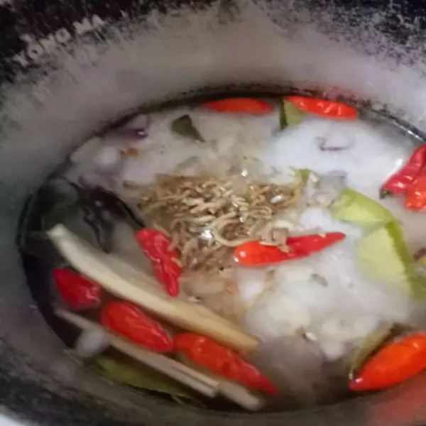 masukan beras dalam magic com, beri air, tambah bumbu yg sudah ditumis dan teri goreng, masak hingga matang